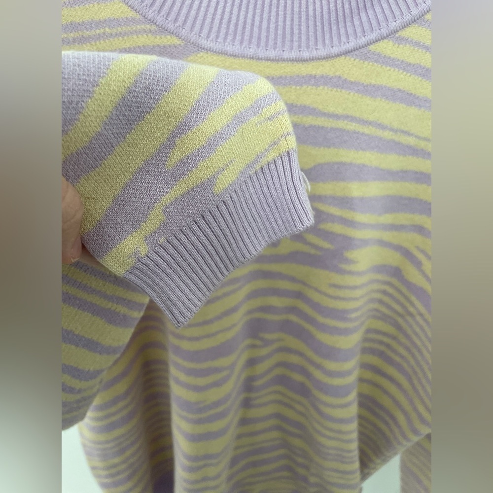 WAYF Cozy Sweater in Neutral purple zebra Animal Print Size Large - Picture 5 of 9